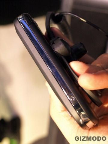 Illustration for article titled Hands On HTC Touch Dual (Nice, but Still WinMo)